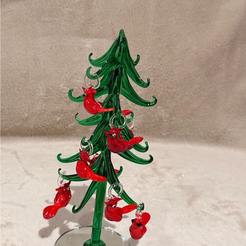 Miniature Glass Christmas Tree with 9 Cardinal Ornaments - Picture 5 of 6